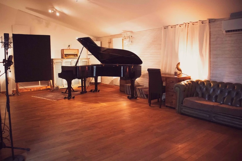 Studio Eole main room with the grand piano